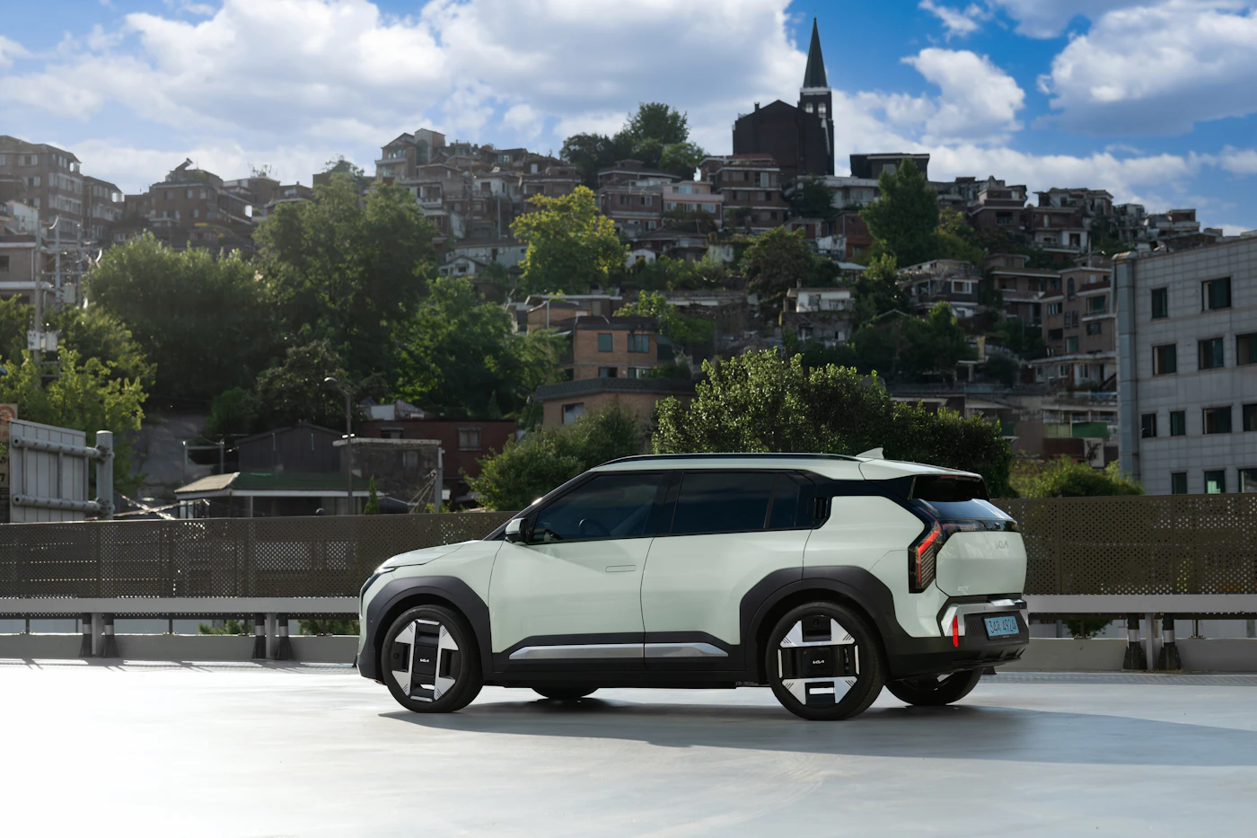 Moderner Familien-SUV mit dezent getönten hinteren Scheiben
