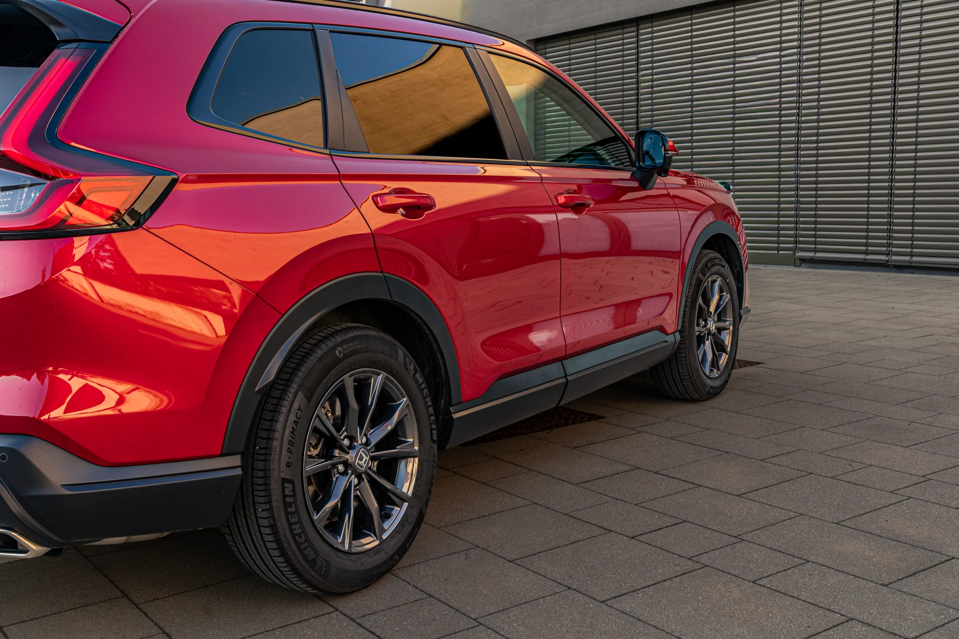 Nahaufnahme der getönten Seitenscheiben eines roten Honda CR-V