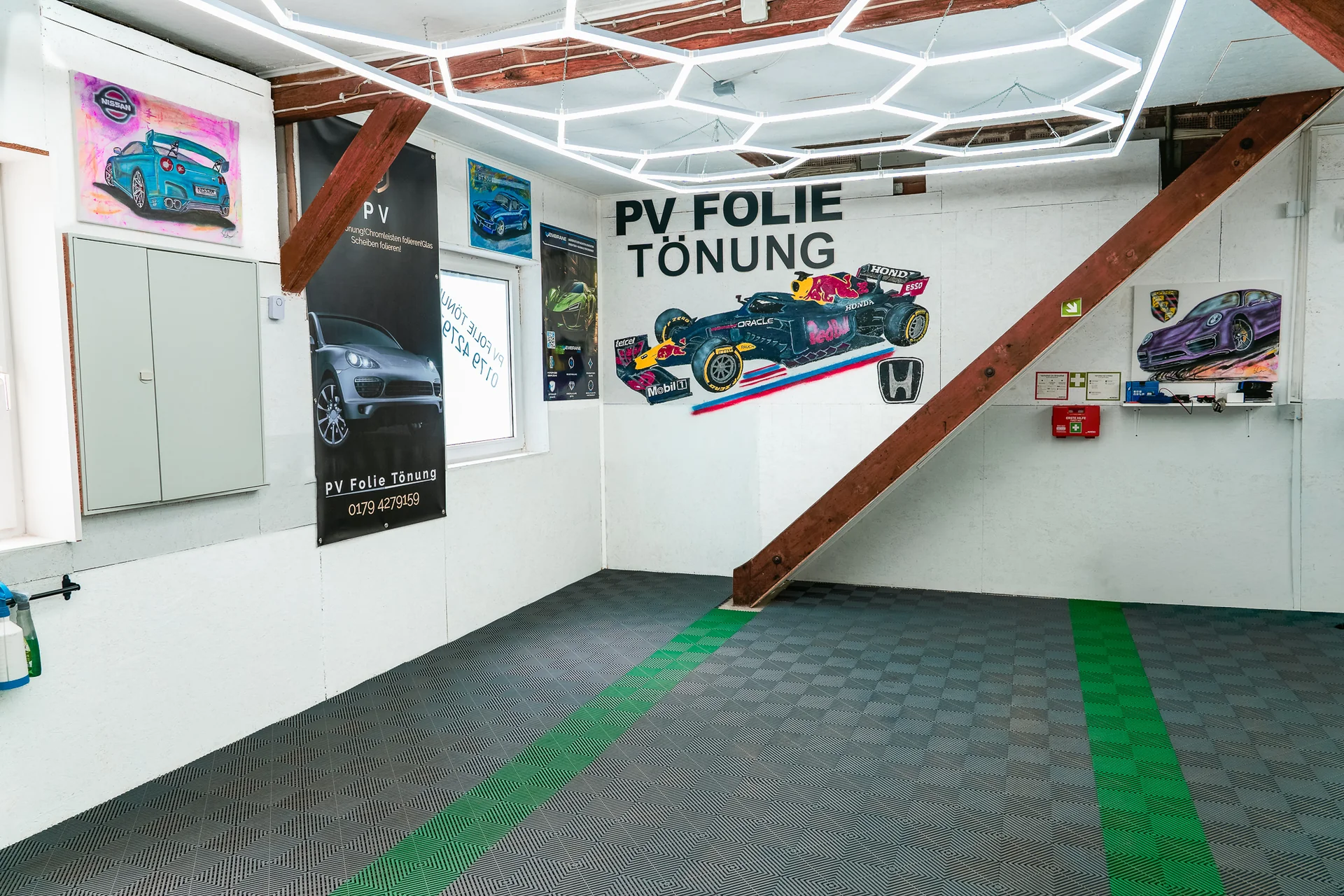 Innenansicht der Werkstatt von PV Folie Tönung in Ulm